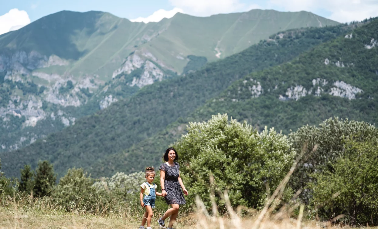 Spaziergang durch die Wiesen von Legos | © Alice Russolo, Garda Trentino