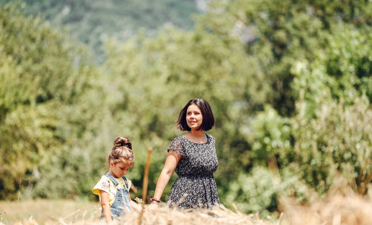 Spaziergang durch die Wiesen von Legos | © Alice Russolo, Garda Trentino