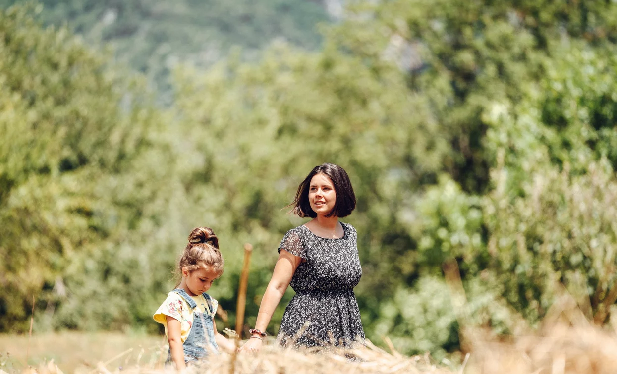 Spaziergang durch die Wiesen von Legos | © Alice Russolo, Garda Trentino