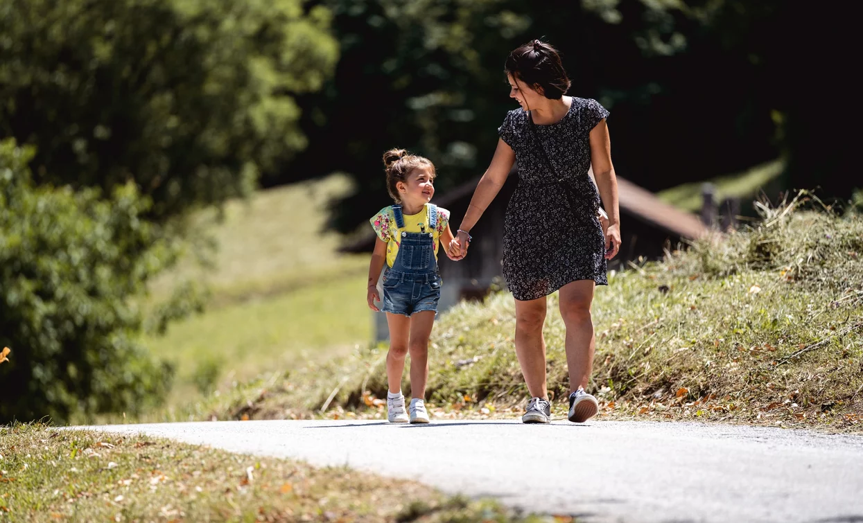 Spaziergang durch die Wiesen von Legos | © Alice Russolo, Garda Trentino