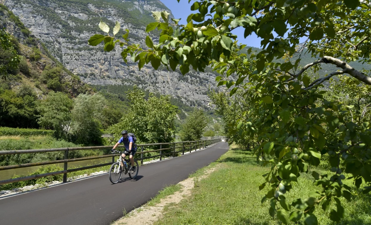 Cycling in the Sarca Valley | © R. Vuillemier, Garda Trentino