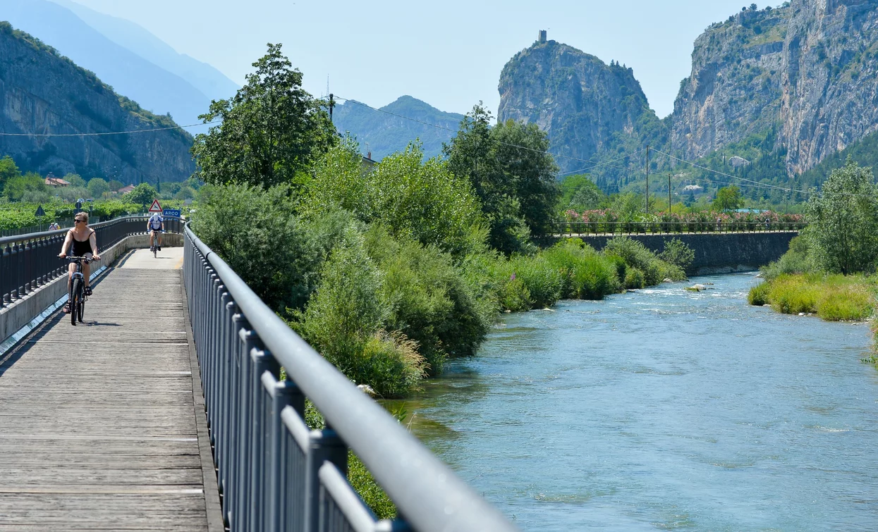 Il percorso ciclabile lungo il fiume Sarca (il castello di Arco sullo sfondo) | © Archivio APT Garda Trentino (ph. Vuilleumier) , Garda Trentino 