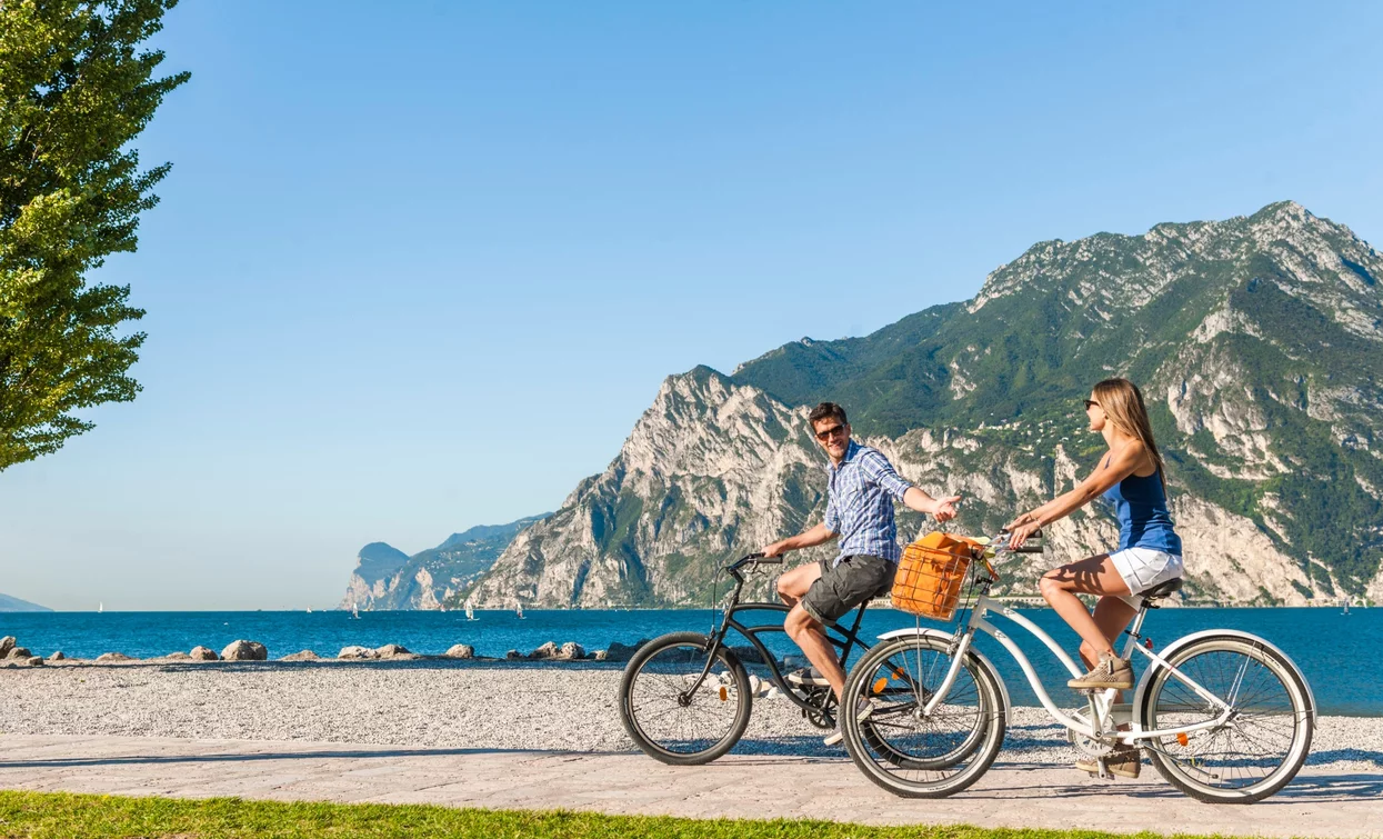 The cycle path along the lake shore in Torbole | © R. Kiaulehn, Garda Trentino