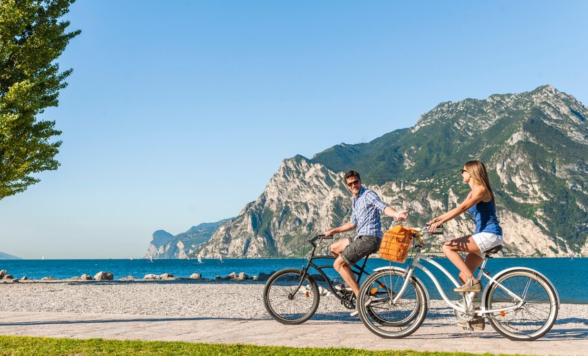 The cycle path along the lake shore in Torbole | © R. Kiaulehn, Garda Trentino