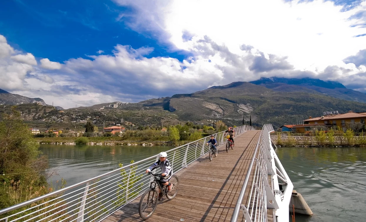 Der Radweg auf der Brücke in Torbole | © APT Garda Trentino , Garda Trentino