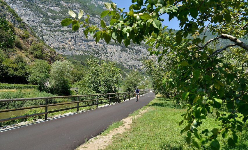 The cycle route in the Sarca Valley | © R. Vuillemier, Garda Trentino  The cycle route in the Sarca Valley | © R. Vuillemier, Garda Trentino