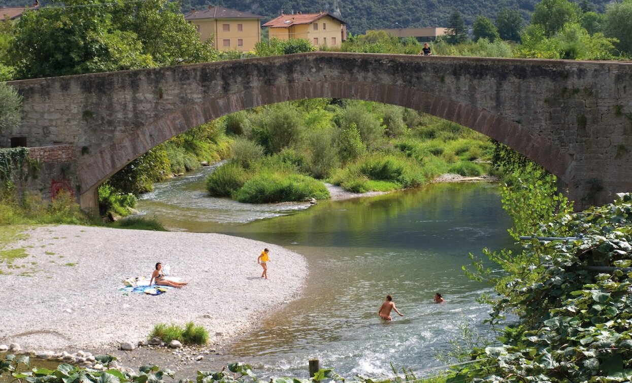 Der kleine Strand unter der "römischen Brücke" in Ceniga | © A. Monzoni, Garda Trentino