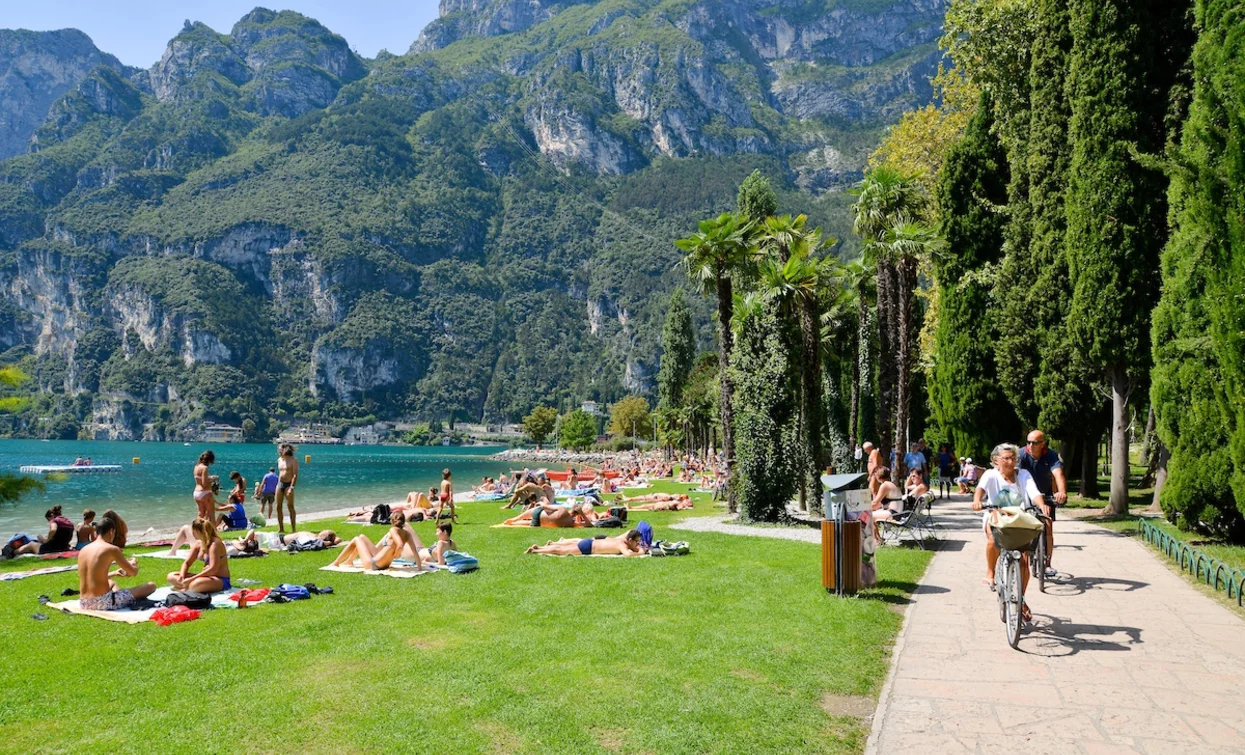 The cycle path along the lake promenade | © Archivio APT Garda Trentino (ph. Vuilleumier) , Garda Trentino 