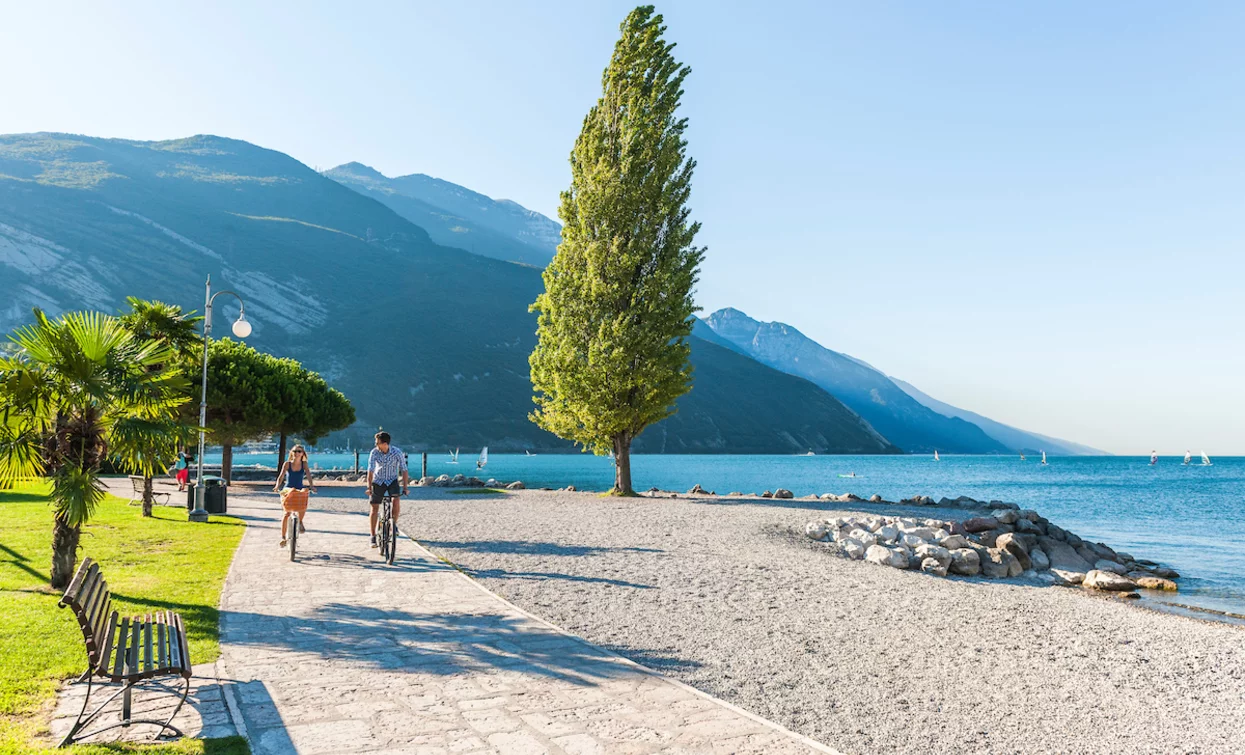 Der Radweg in Torbole, neben dem Strand | © Archivio APT Garda Trentino , Garda Trentino 