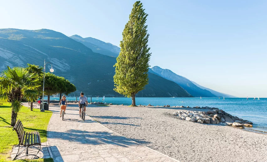 Der Radweg in Torbole, neben dem Strand | © Archivio APT Garda Trentino , Garda Trentino 
