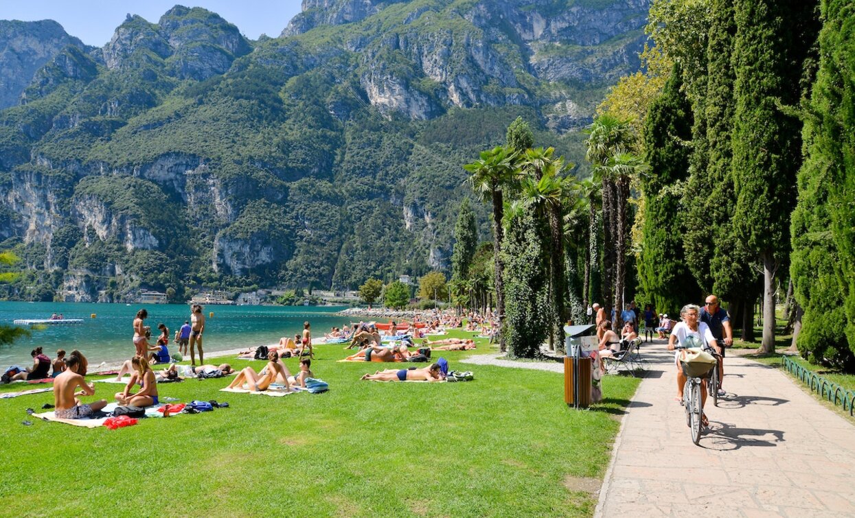 The cycle path along the lake promenade | © Archivio APT Garda Trentino (ph. Vuilleumier) , Garda Trentino 