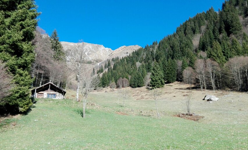 Walking tour of the mountain huts of Val di Concei