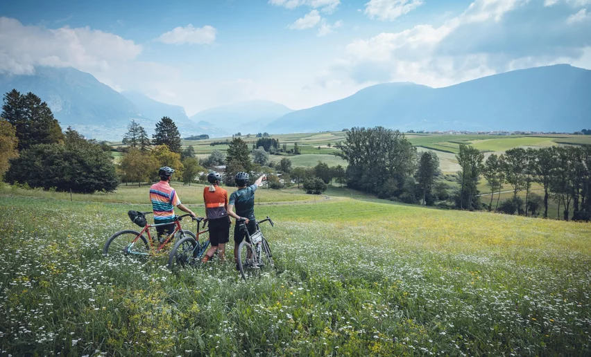 Auf den Wiesen in der Nähe von Cornelle | © Archivio Garda Trentino (ph. Tommaso Prugnola), Garda Trentino