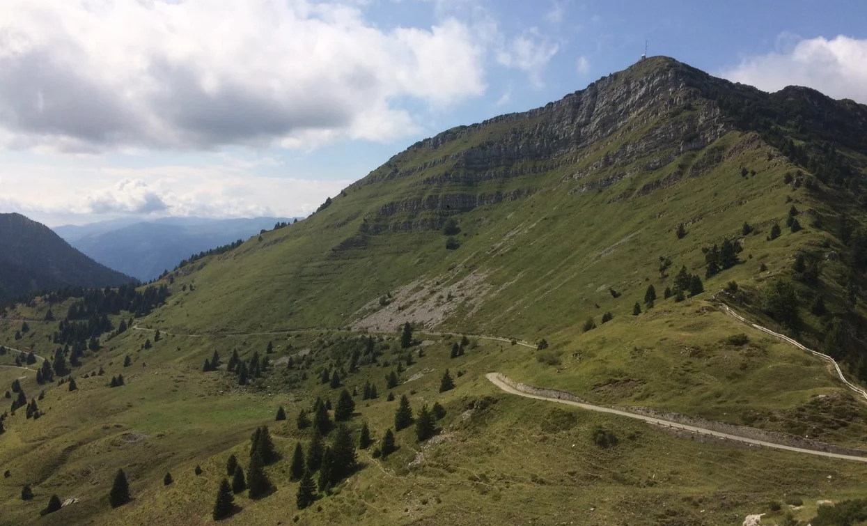 Strada tra i prati di Tremalzo | © Elisabetta Luraschi, Garda Trentino 