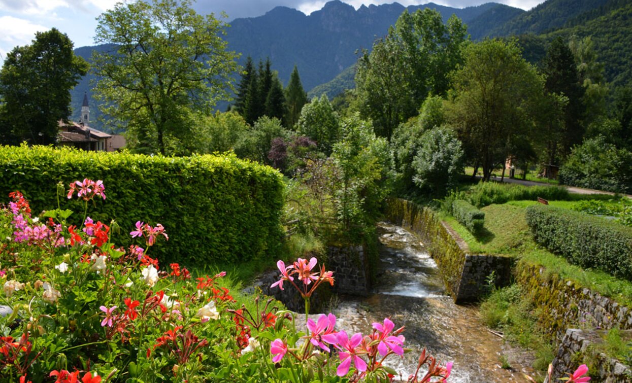 Der Bach im Dorf | © Voglino & Porporato, Garda Trentino 