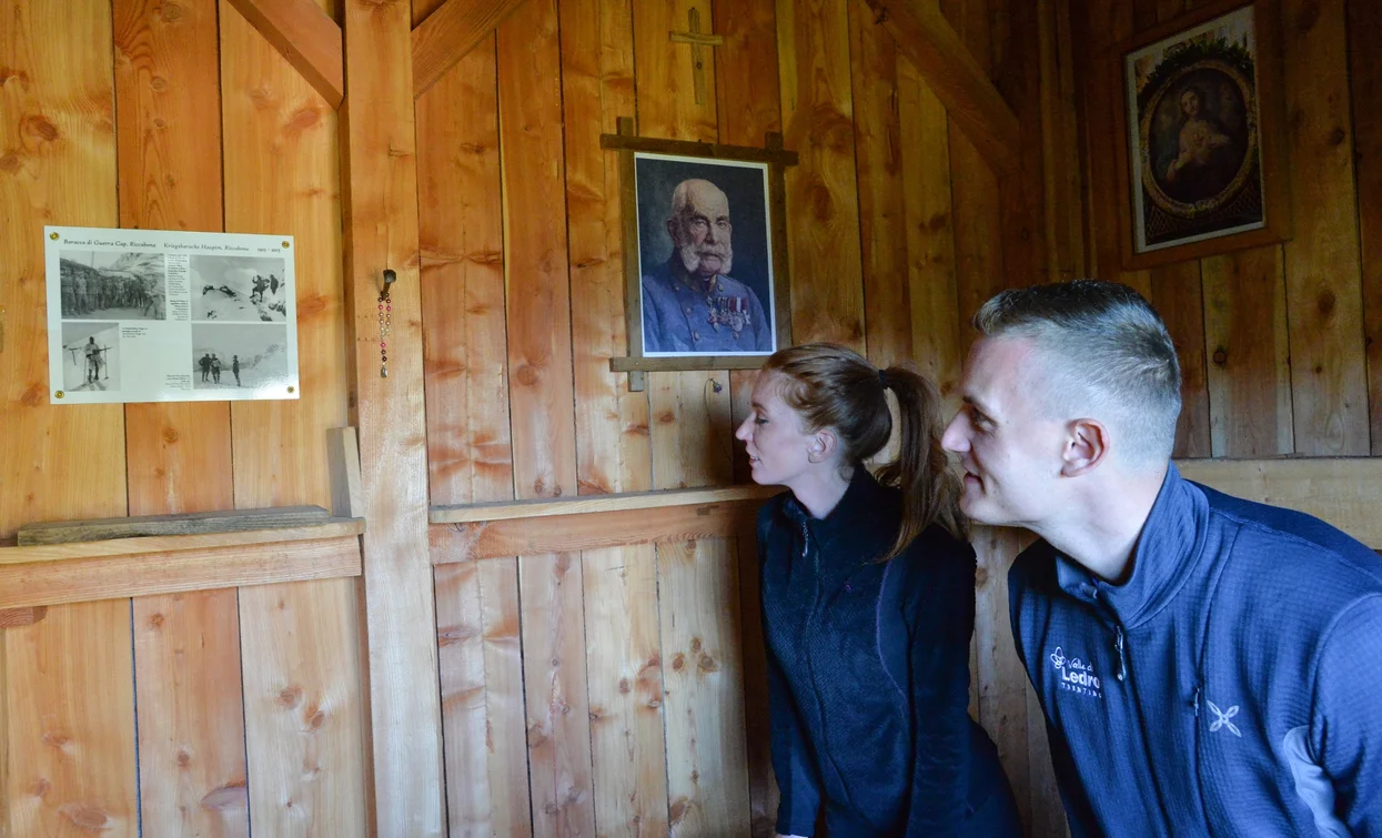 Innenraum der Hütte der Schützen | © Daniele Mosna, Garda Trentino