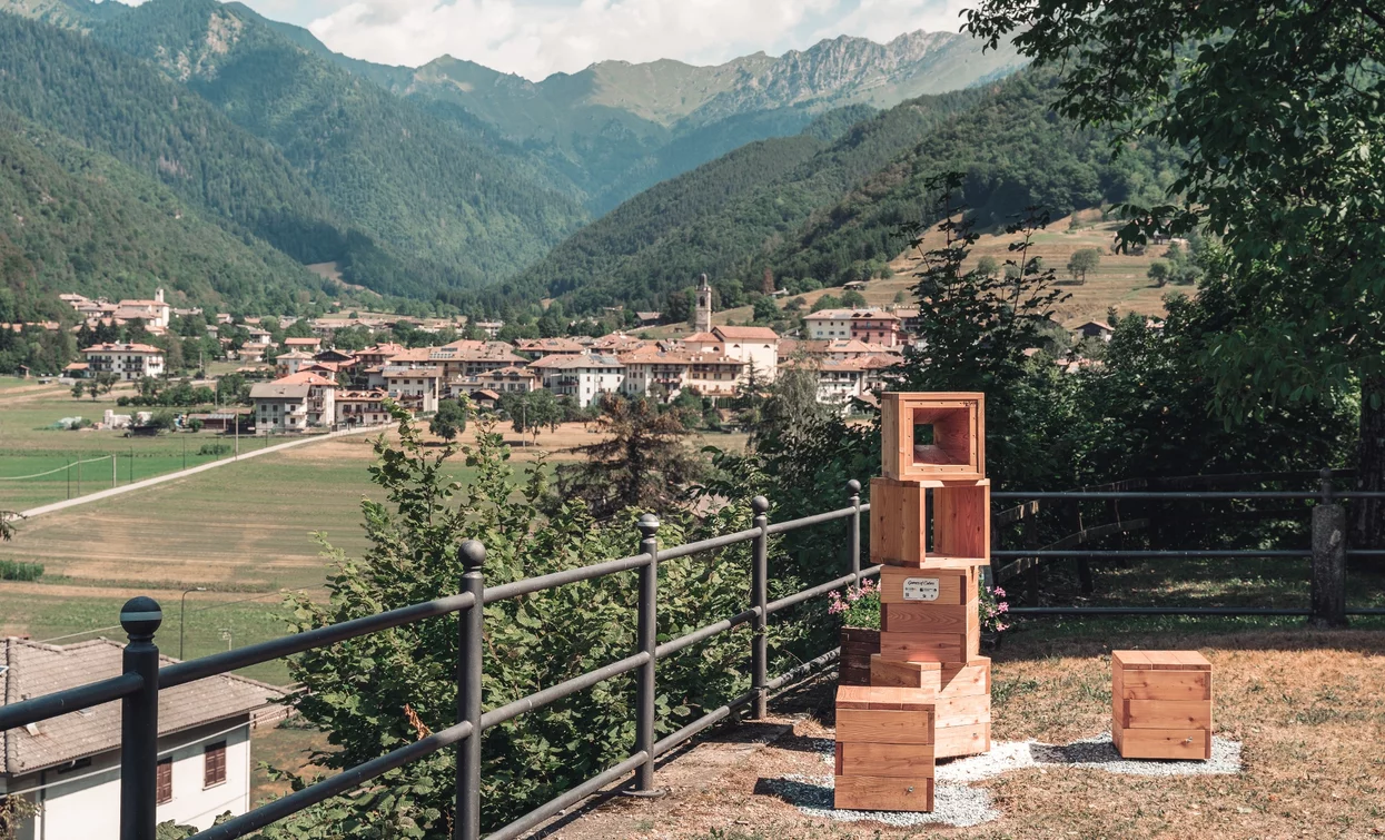 Ein Werk von Games of Cubes hinter der Kirche in Locca | © Archivio Garda Trentino (ph. Giorgio Dubini), Garda Trentino 