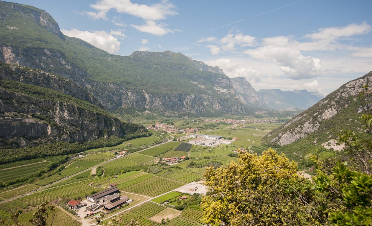 Ausblick aus dem Lehrerinweg über das Sarcatal | © Archivio APT Garda Trentino, Garda Trentino