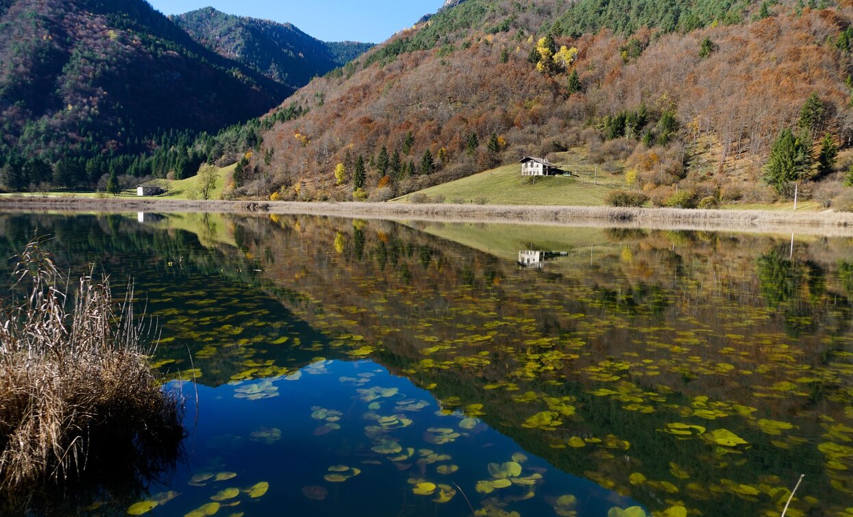 Der Lago d'Ampola im Herbst | © Archivio Garda Trentino (ph. Roberto Vuilleumier), Garda Trentino 