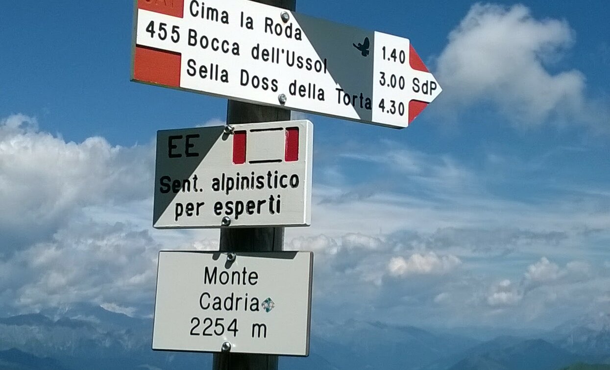  Alpenverheinschilder entlang dem Weg | © Franca Crosina, Garda Trentino