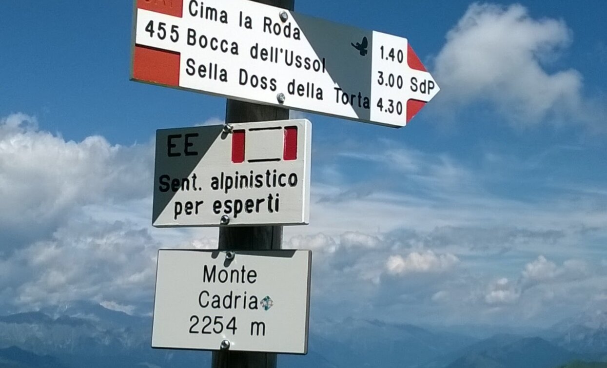 Alpine Club signs along the route | © Franca Crosina, Garda Trentino 