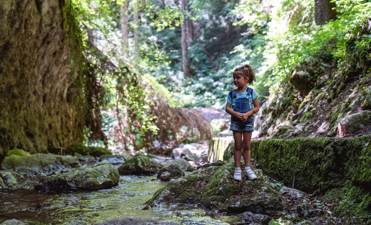Walk to the Gorg D'Abiss waterfall | © Alice Russolo, Garda Trentino 