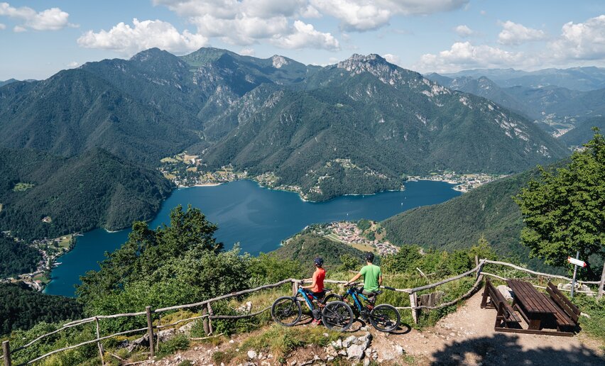Blick auf den Ledrosee von Dromaé | © Archivio Garda Trentino (ph. Alice Russolo), Garda Trentino Blick auf den Ledrosee von Dromaé | © Archivio Garda Trentino (ph. Alice Russolo), Garda Trentino