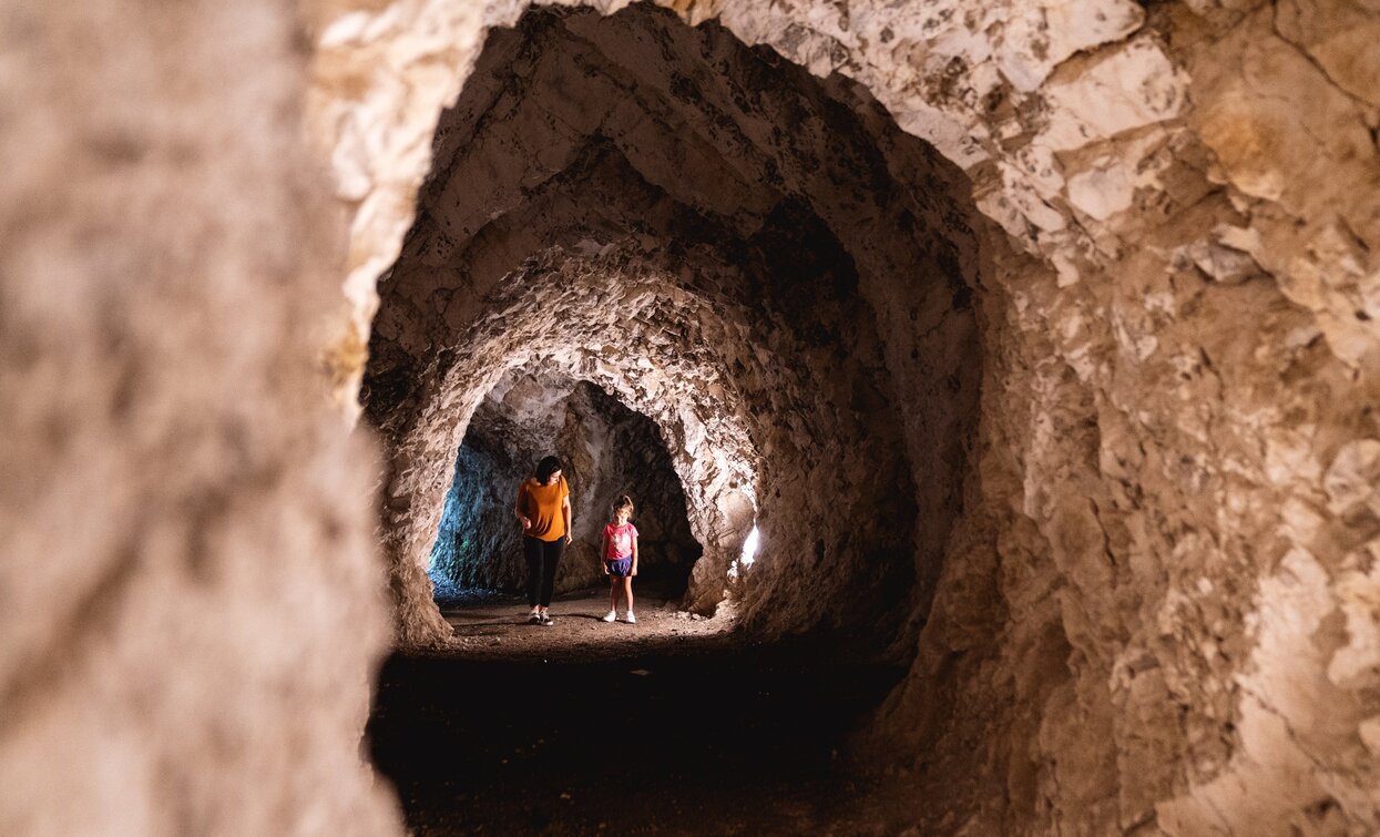Trenches dug into the rock | © Alice Russolo, Garda Trentino 