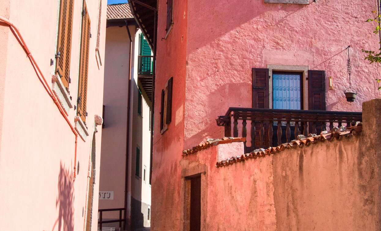 Walking up through via Sant'Antonio | © Mark Van Hattem, Garda Trentino