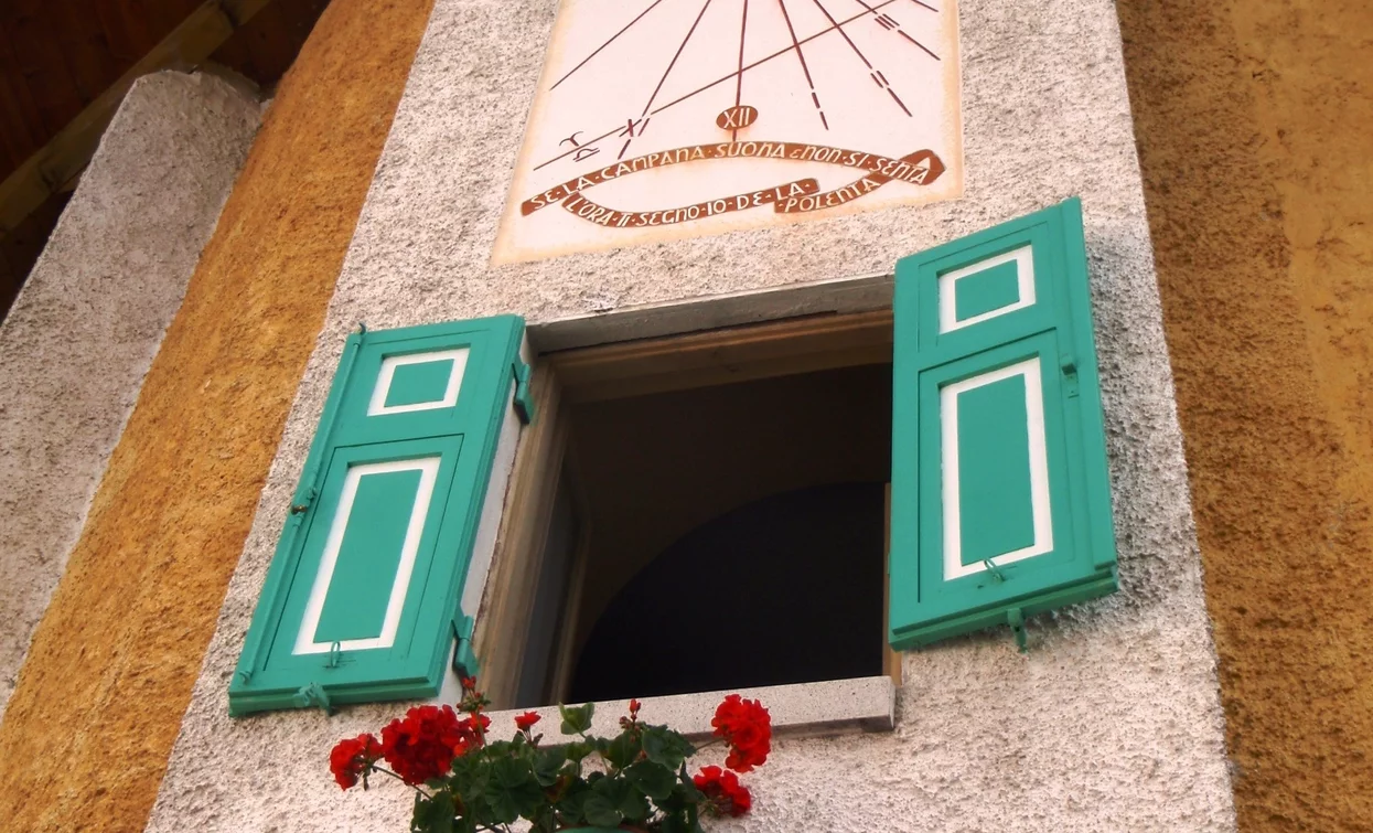 Sundial in the center of Pieve | © Staff Outdoor Garda Trentino AC, Garda Trentino