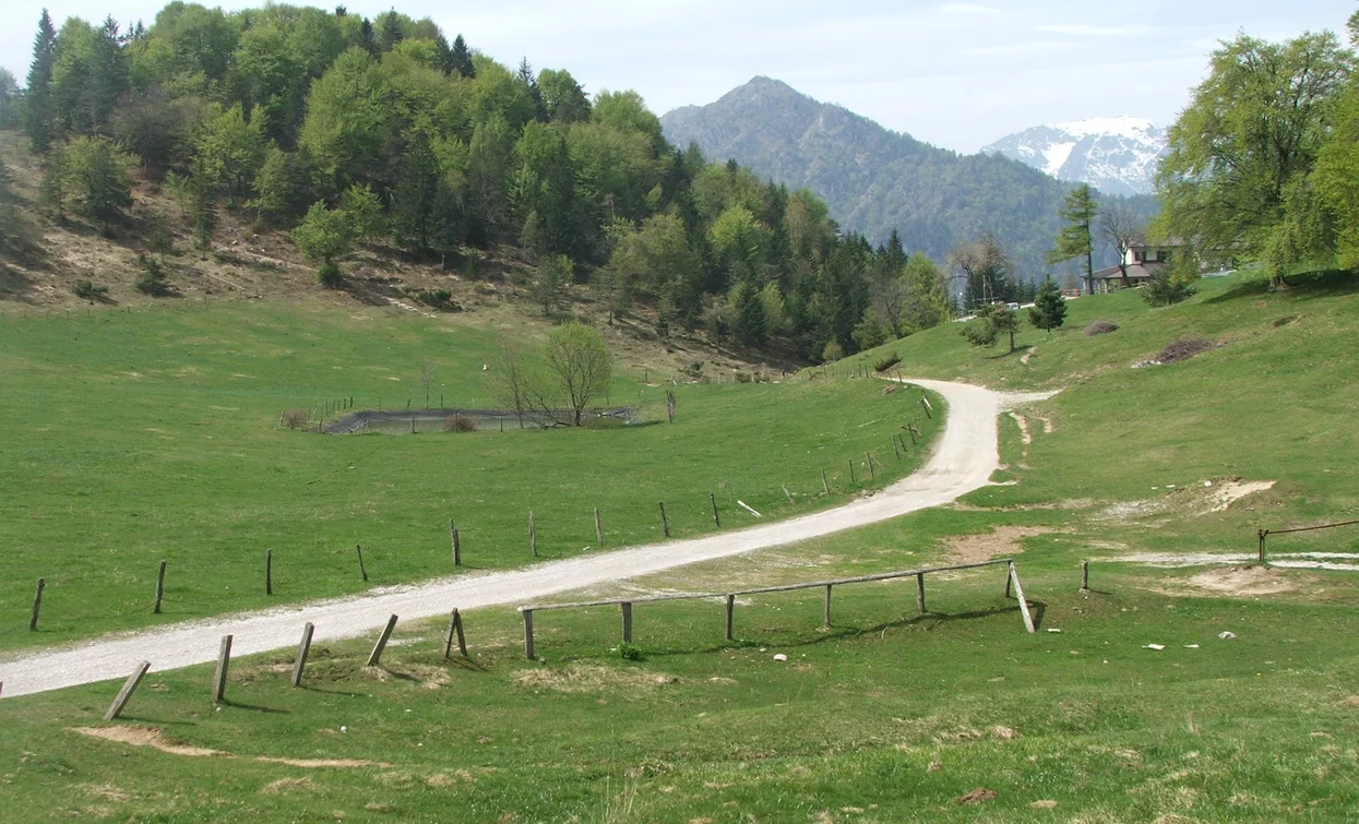 Il Rifugio degli Alpini di Passo Nota sullo sfondo | © Staff Outdoor Garda Trentino AC, Garda Trentino 