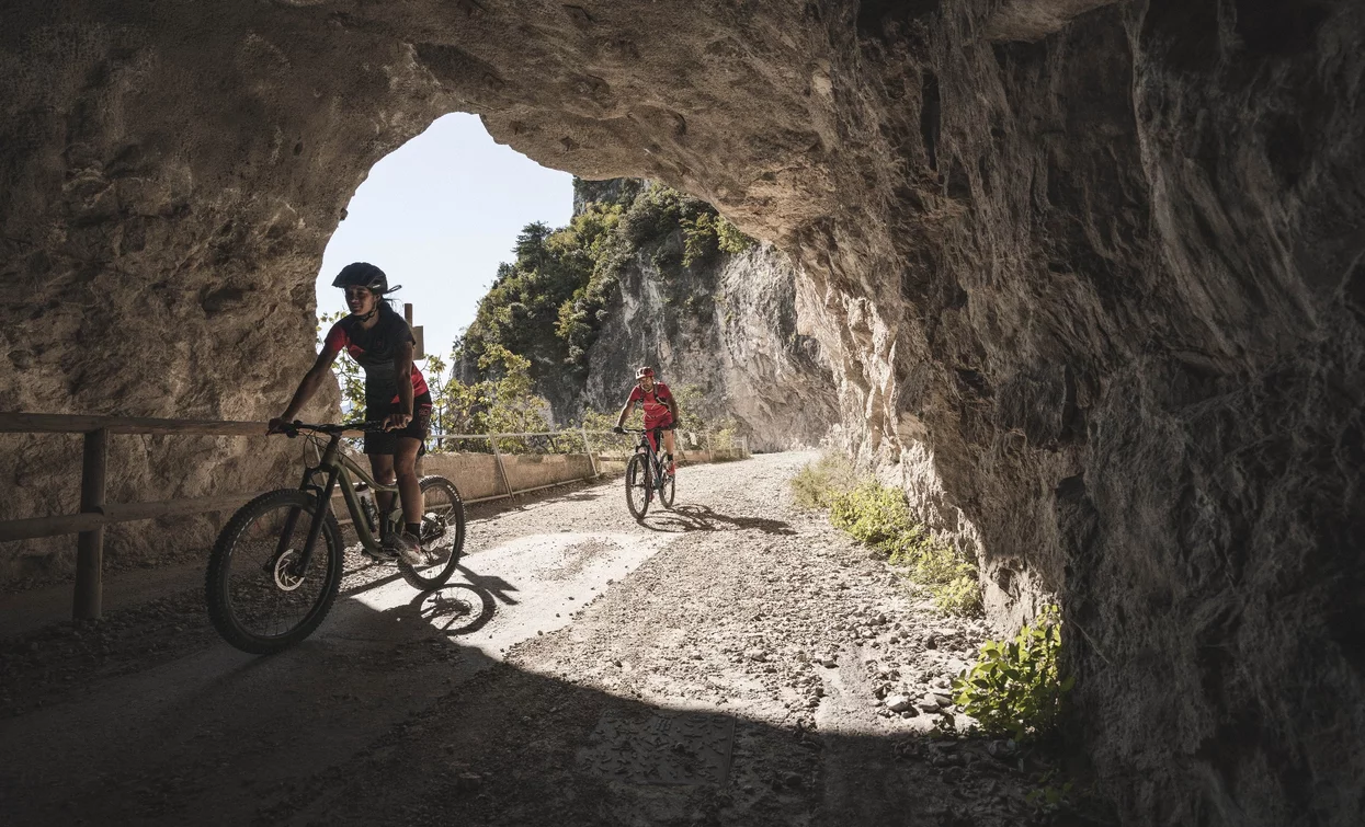 Einer der Tunnel der alten Ponale-Straße | © Archivio Garda Trentino (ph. Watchsome), North Lake Garda Trentino 