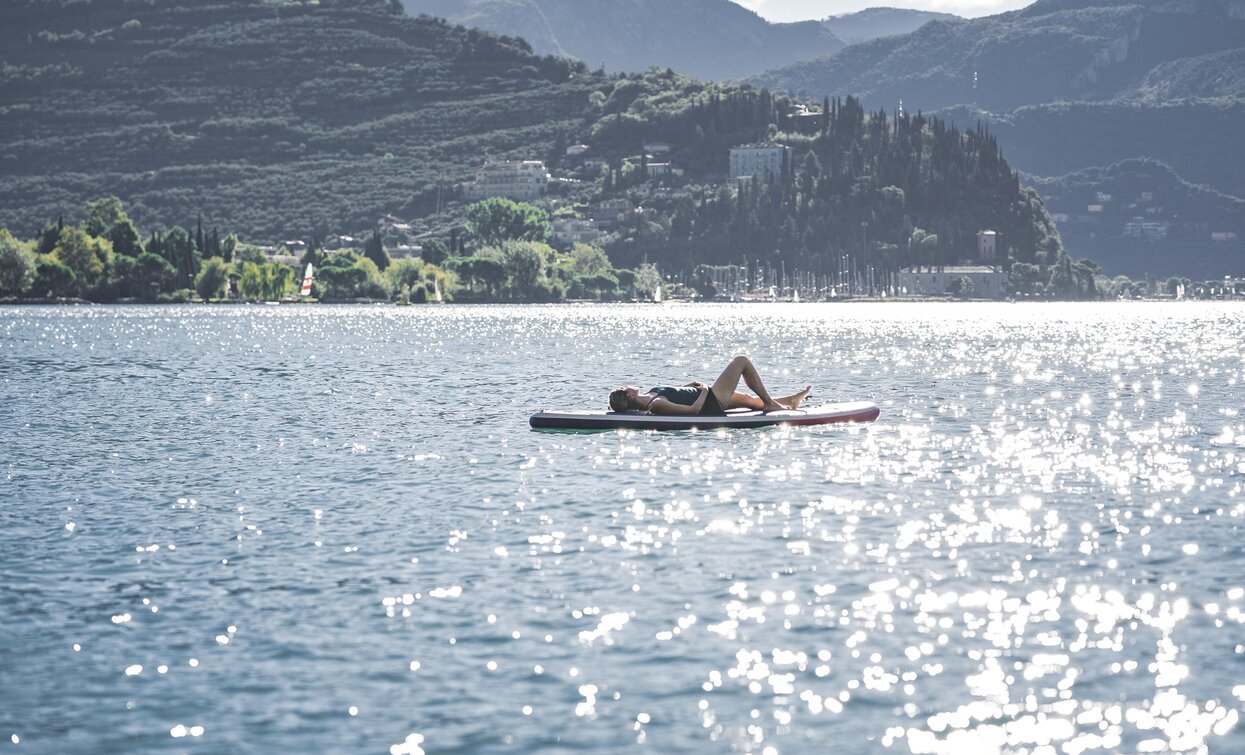 Mit dem SUP mit Blick auf den Monte Brione | © Archivio Garda Trentino (ph. Watchsome), Garda Trentino