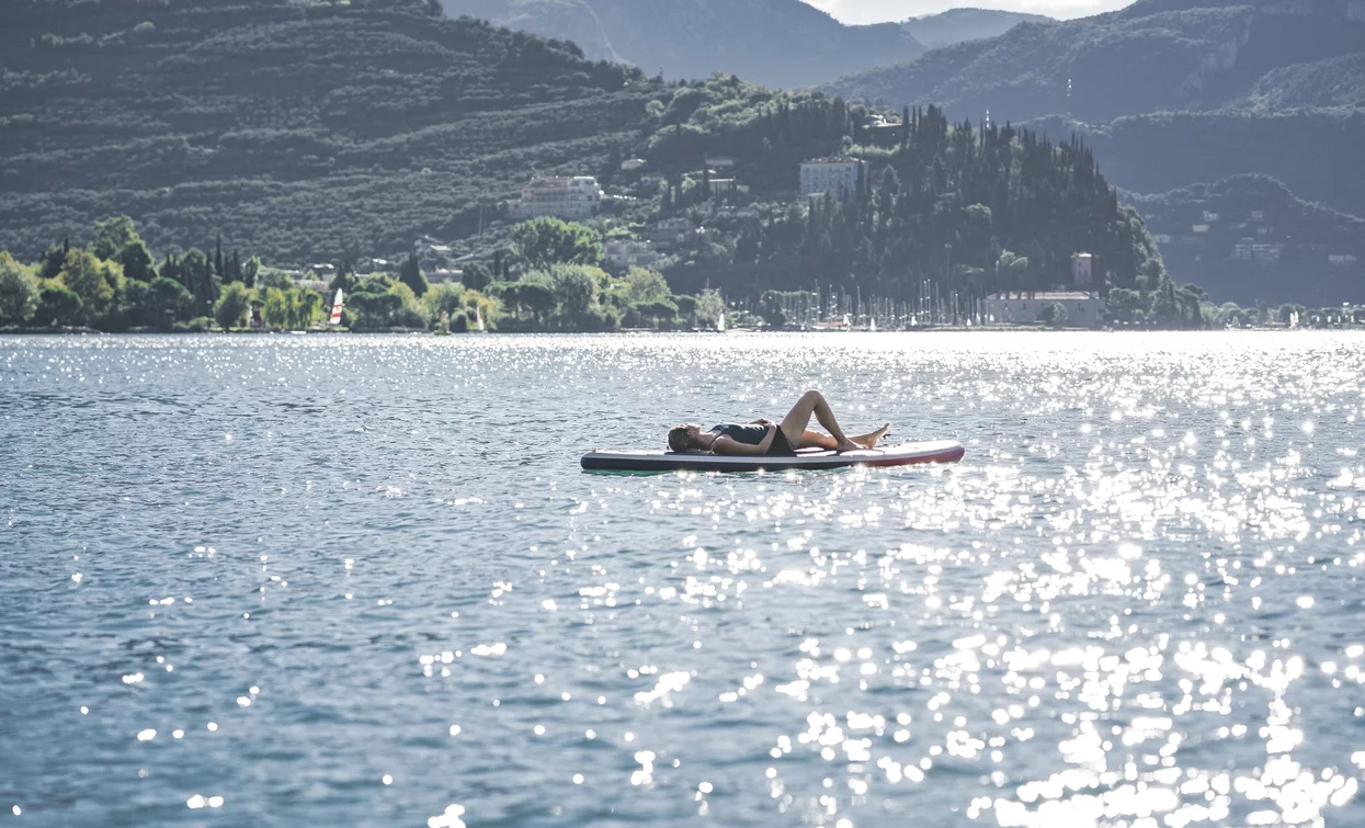 On SUP with a view of Monte Brione | © Archivio Garda Trentino (ph. Watchsome), Garda Trentino