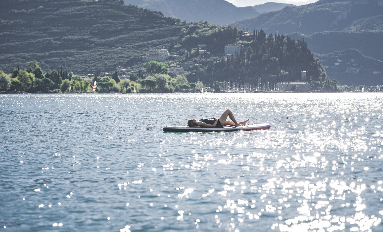 Mit dem SUP mit Blick auf den Monte Brione | © Archivio Garda Trentino (ph. Watchsome), Garda Trentino