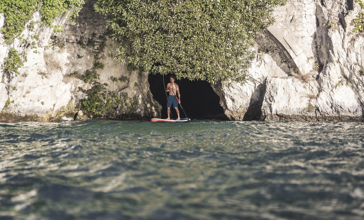 In SUP alla cascata del Ponale | © Archivio Garda Trentino (ph. Watchsome), Garda Trentino