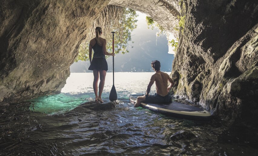 SUP in der Höhle des Ponale-Wasserfalls | © Archivio Garda Trentino (ph. Watchsome), Garda Trentino 