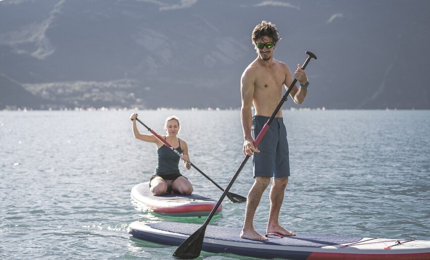 SUP in den Gewässern von Riva del Garda | © Archivio Garda Trentino (ph. Watchsome), Garda Trentino  SUP in den Gewässern von Riva del Garda | © Archivio Garda Trentino (ph. Watchsome), Garda Trentino