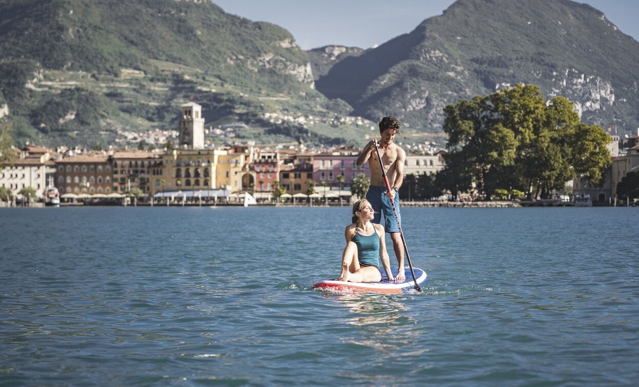 In SUP tra le acque di Riva del Garda | © Archivio Garda Trentino (ph. Watchsome), Garda Trentino 