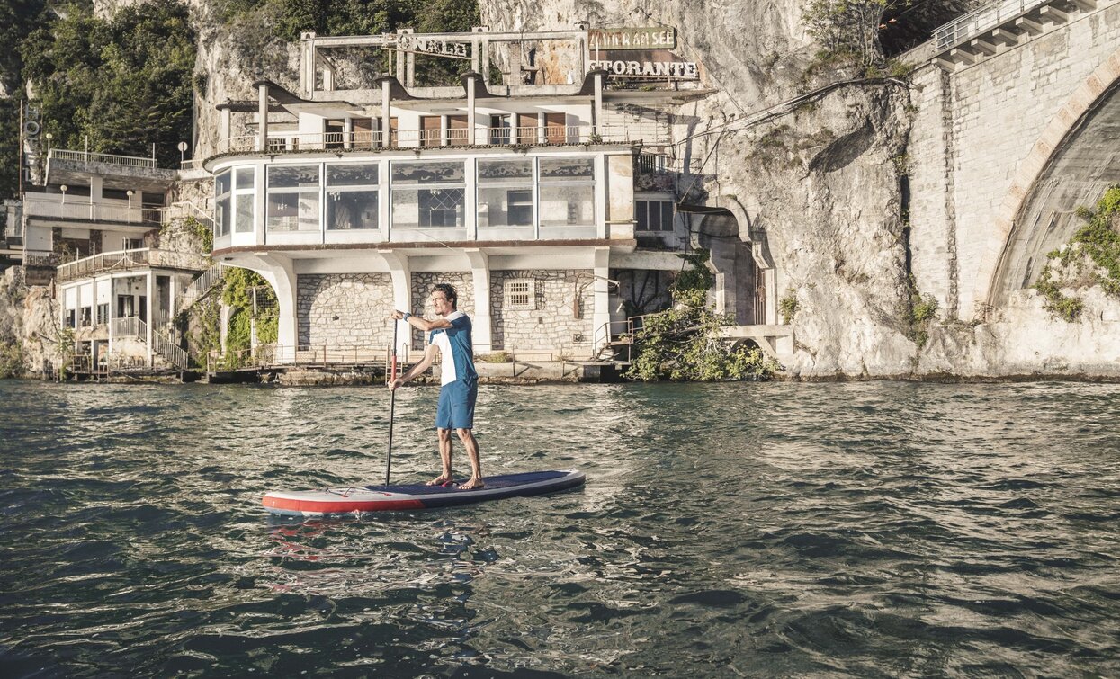 Mit dem SUP in Richtung Ponale-Wasserfall | © Archivio Garda Trentino (ph. Watchsome), Garda Trentino 