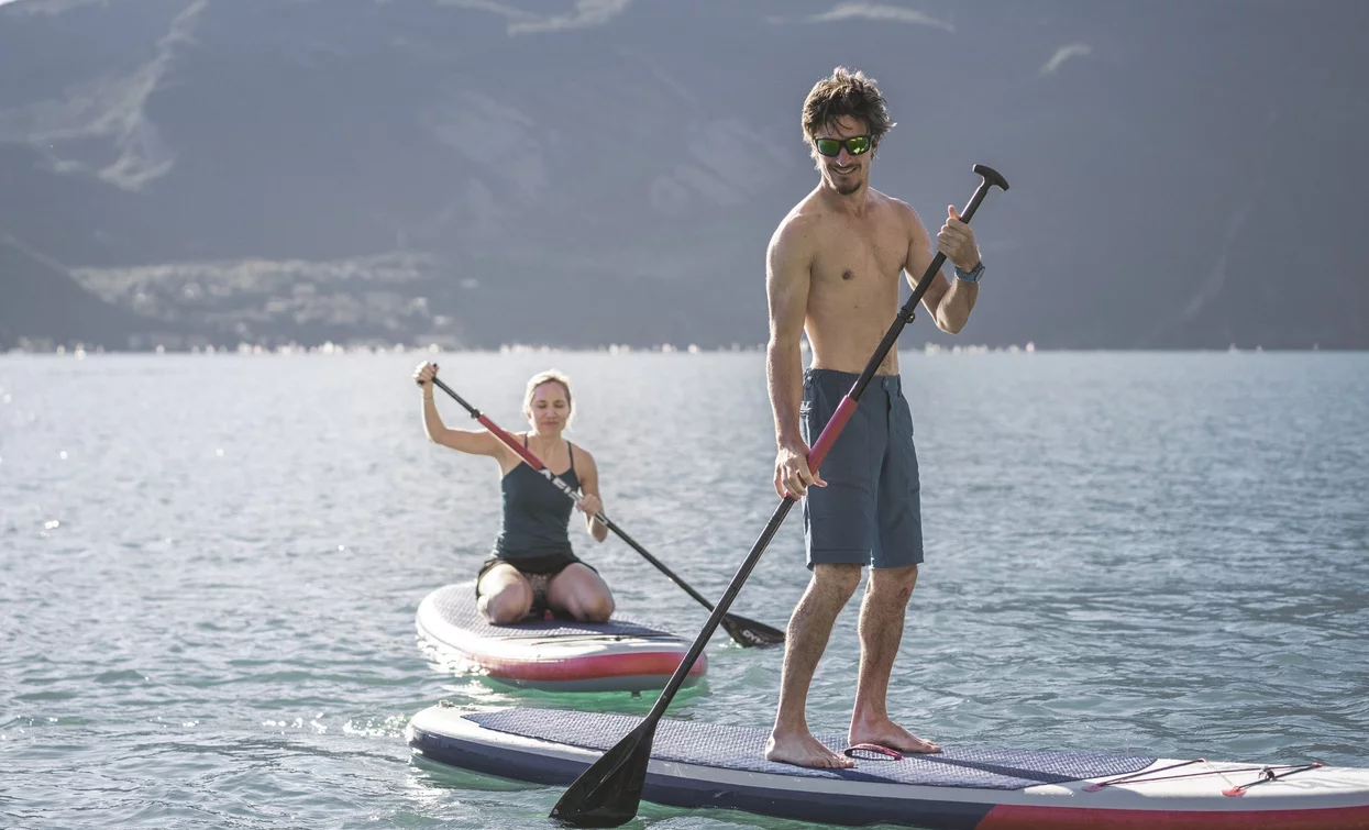 Mit dem SUP auf dem Wasser von Riva del Garda | © Archivio Garda Trentino (ph. Watchsome), Garda Trentino 