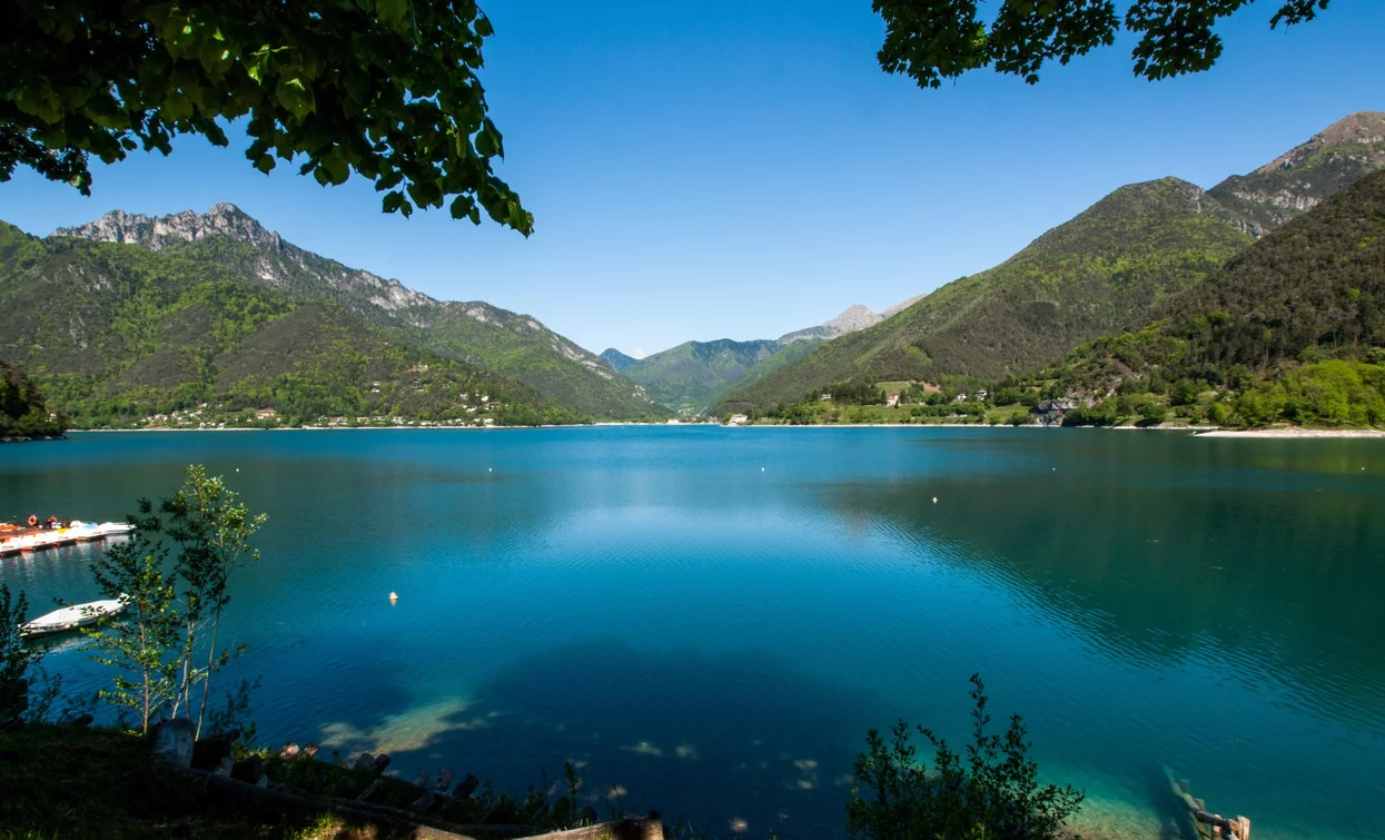 The turquoise waters of Lake Ledro seen from the eastern shore | © Archivio Garda Trentino (ph. Mark Van Hattem), North Lake Garda Trentino 
