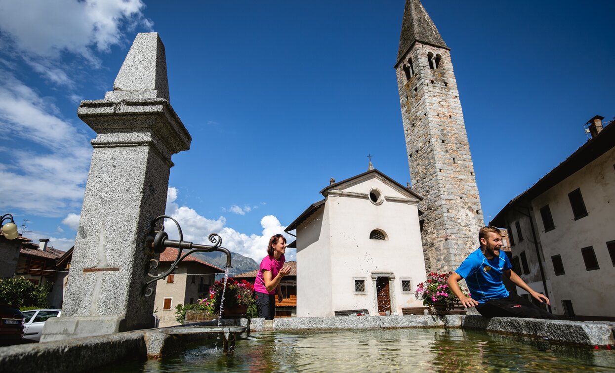 Am Brunnen auf dem Piazza San Zeno in Fiavé | © Archivio Garda Trentino, Garda Trentino