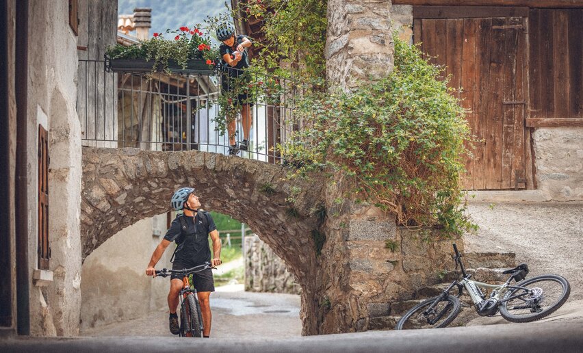 Mit dem Fahrrad durch Rango | © Archivio Garda Trentino (ph. Tommaso Prugnola), Garda Trentino  Mit dem Fahrrad durch Rango | © Archivio Garda Trentino (ph. Tommaso Prugnola), Garda Trentino