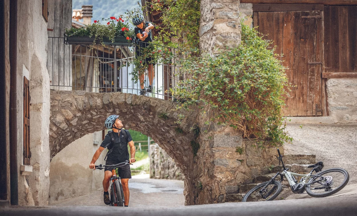 By bike through Rango | © Archivio Garda Trentino (ph. Tommaso Prugnola), Garda Trentino 