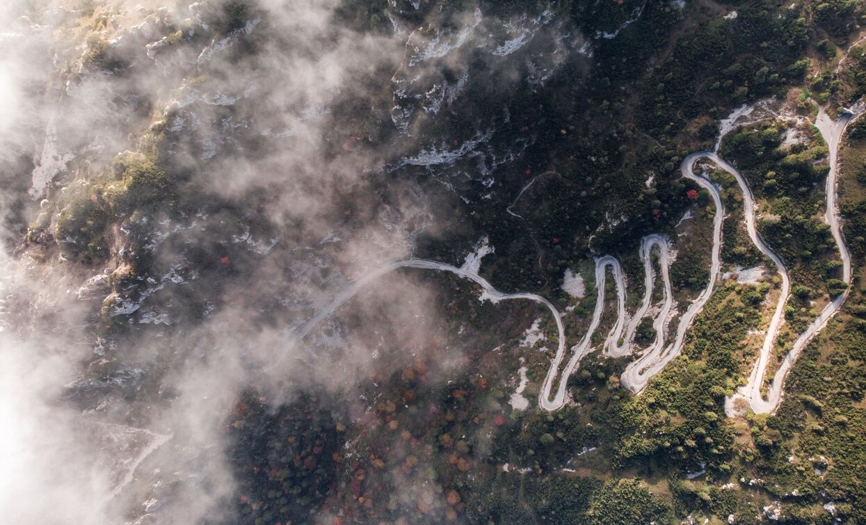 Die Serpentinen entlang der alten Militärstraße von Tremalzo | © Archivio Garda Trentino (ph. Giorgio Dubini), Garda Trentino 