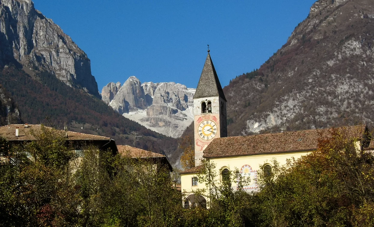 Tavodo, the church tower and the Brenta Dolomites | © Associazione Giovane Judicaria, Garda Trentino 