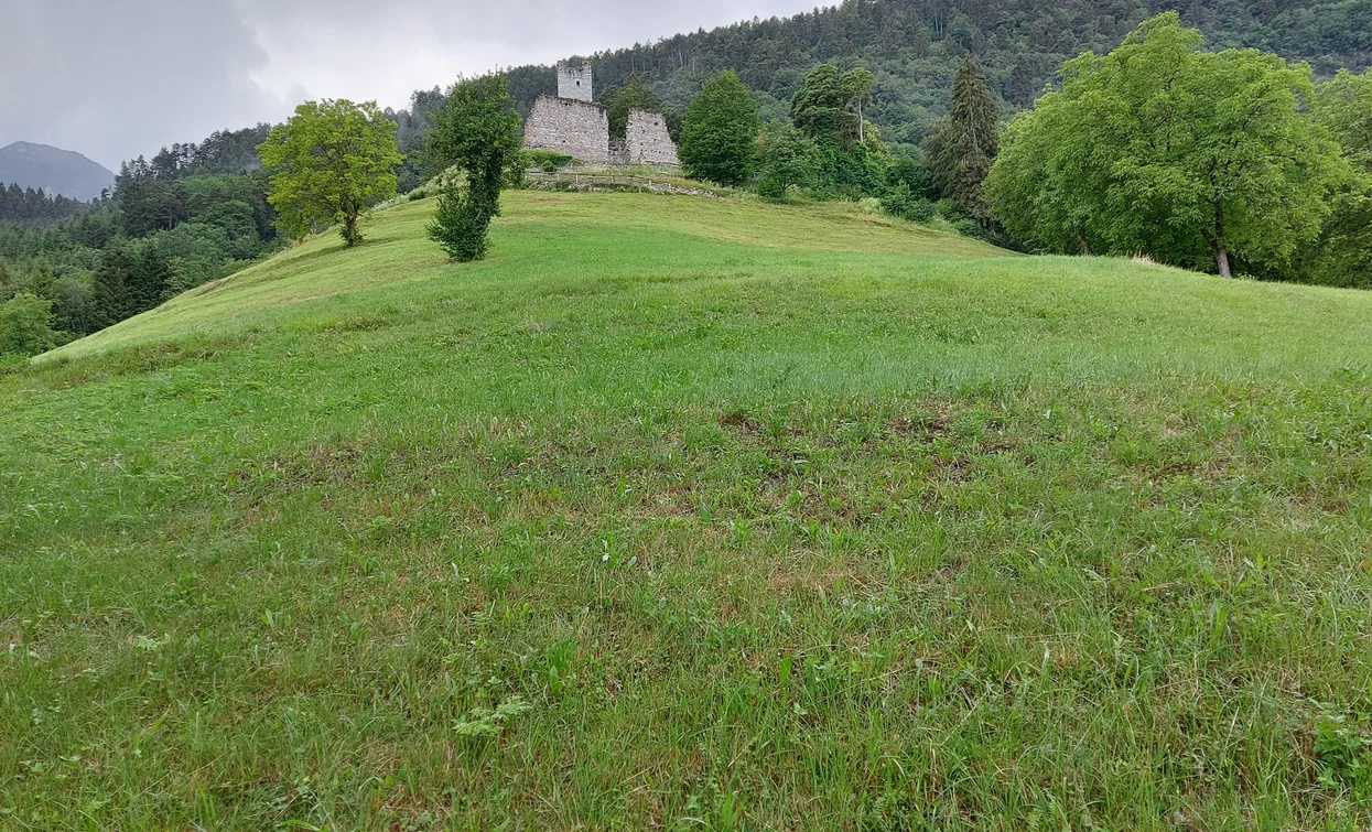 I prati ai piedi di Castel Restor | © Archivio Garda Trentino, Garda Trentino 