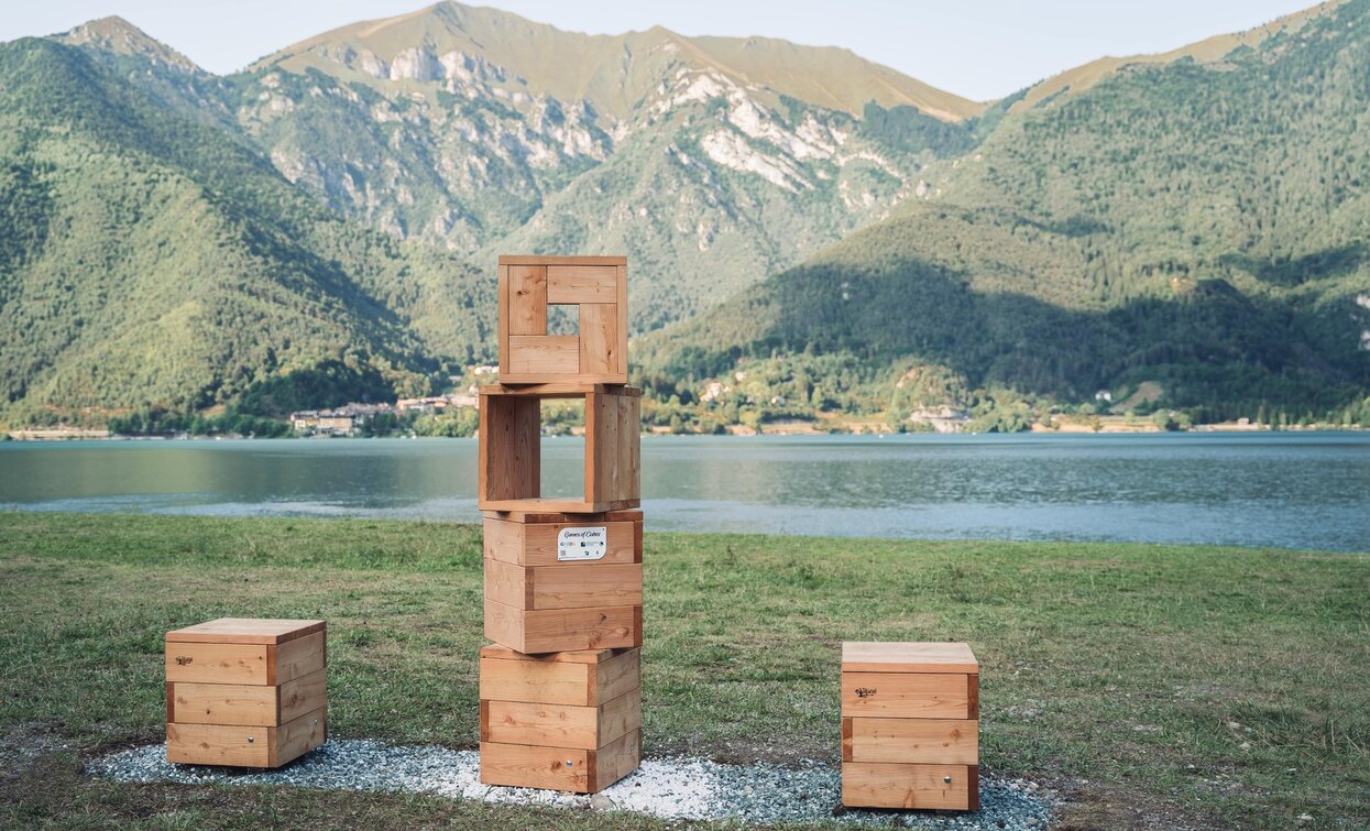 L'installazione Games of Cubes presso la spiaggia di Pur | © Archivio Garda Trentino (ph. Giorgio Dubini), Garda Trentino 