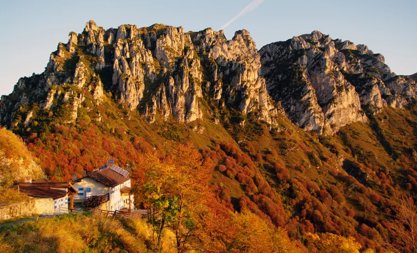 Rifugio Pernici con la cresta montuosa Pichea sullo sfondo | © Archivio Garda Trentino (ph. Alessandro de Guelmi), Garda Trentino 